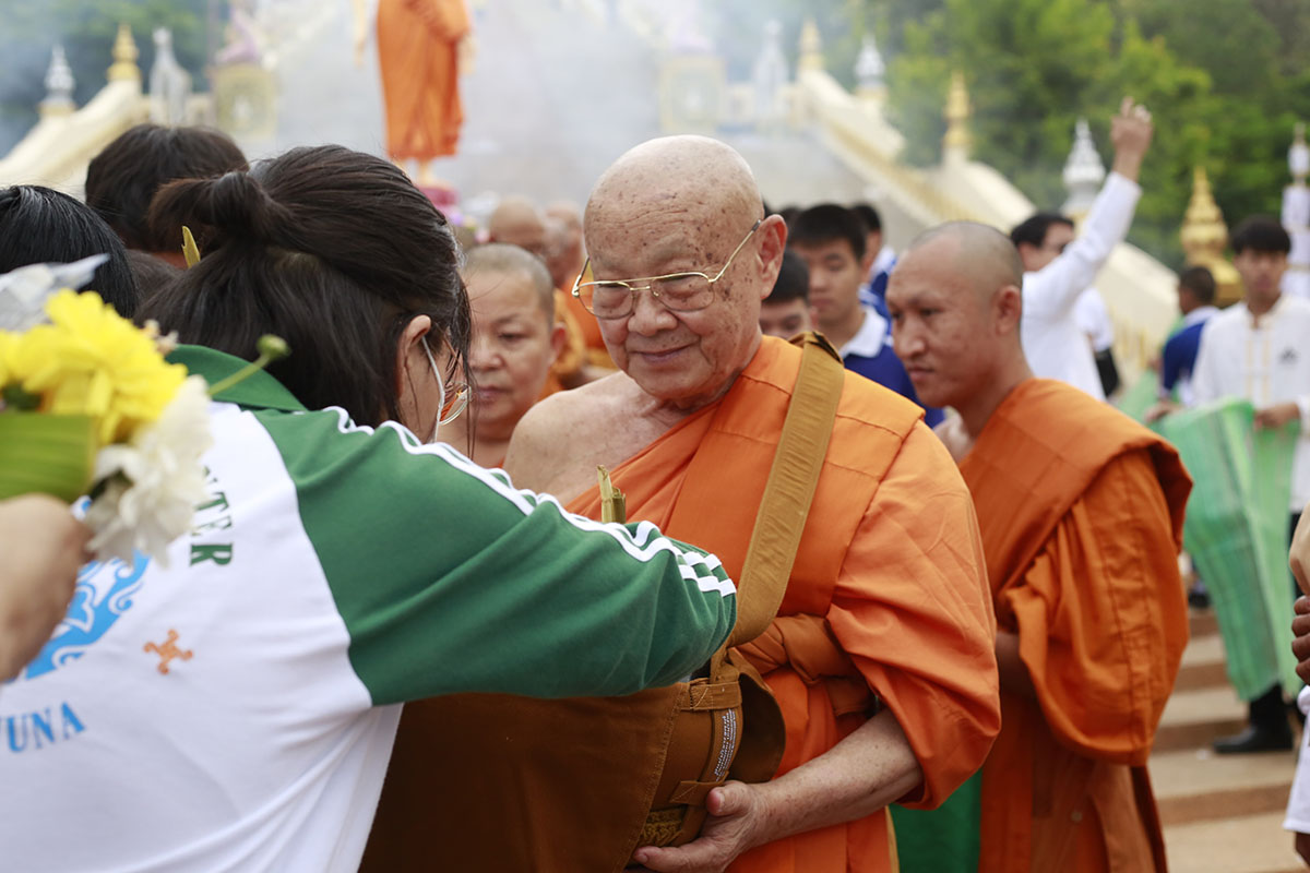 The Tradition of Offering to Monks in Thailand